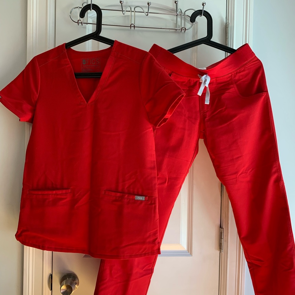 FIGS - Casma Three-Pocket Scrub Top and Kade Cargo Scrub Pants Women’s scrub set